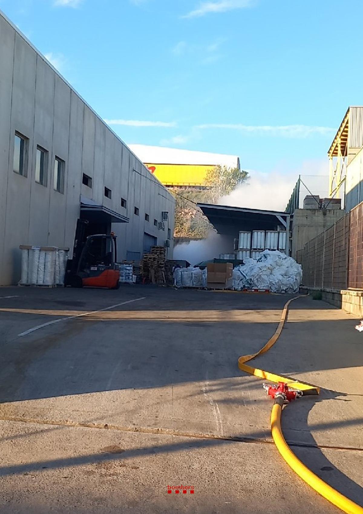 Els Bombers treballen per contenir la fuita d'aquest dimarts a l'empresa Aqualimp de Manresa