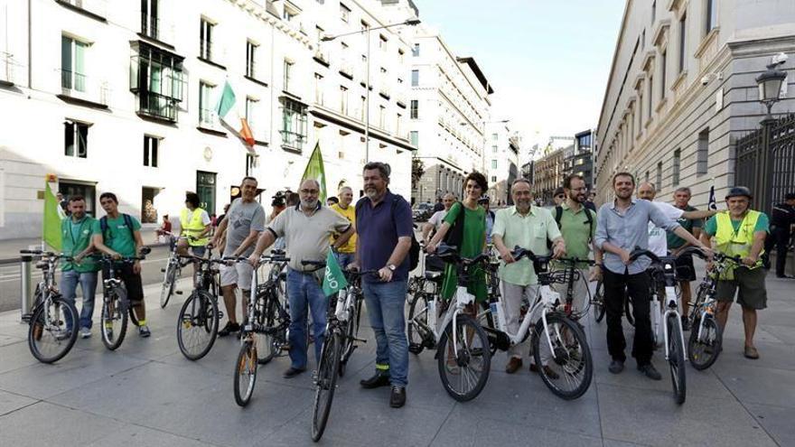 Los diputados de Equo llegan en bici al Congreso en defensa de la política verde