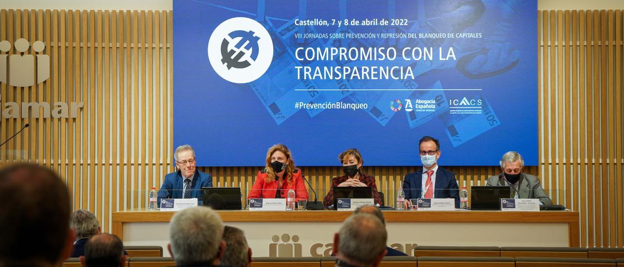 José Manuel Marco, Amparo Marco, Victoria Ortega, Manuel Mata y Jesús Pellón, ayer, durante la inauguración de las jornadas sobre blanqueo de capitales.