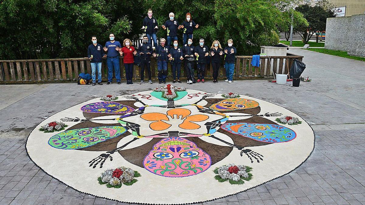 Alfombristas de O Morrazo, ayer en la Praza Massó de Bueu, con la alfombra ya acabada.   | // G.NÚÑEZ