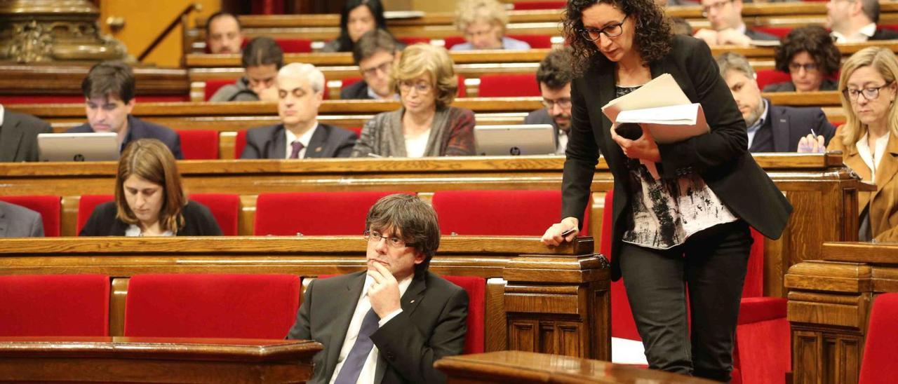Puigdemont y Rovira (de pie) en el Parlamento de Cataluña.