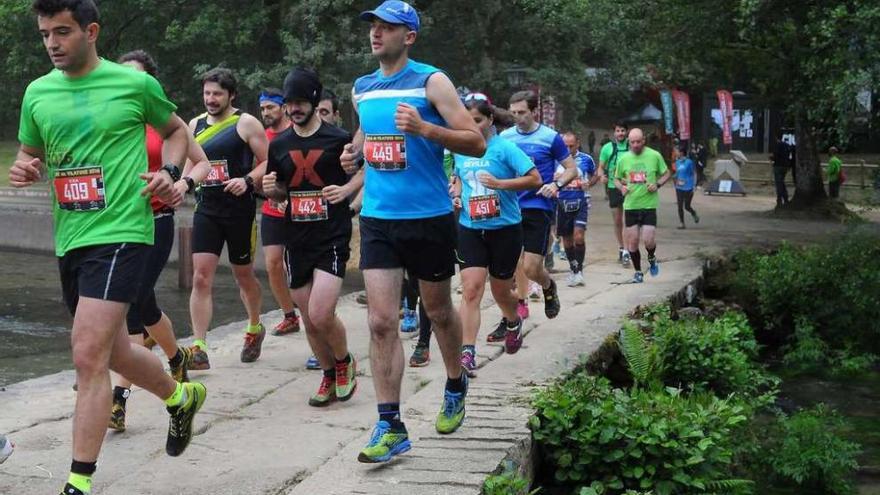 Participantes en el último trail disputado en la comarca dezana, el de Vilatuxe. // Bernabé/Javier Lalín