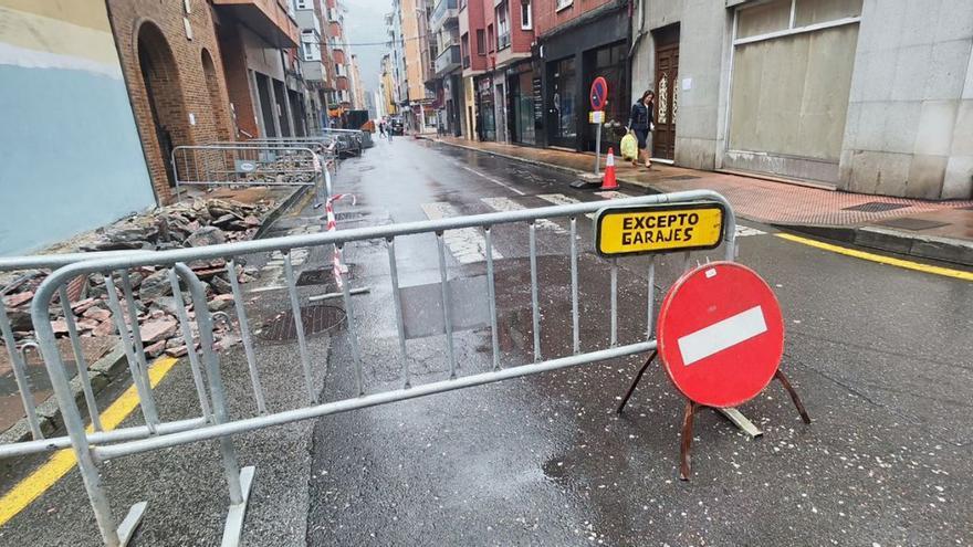 La calle Alfonso Camín, este lunes, ya cortada al tráfico. | A. VELASCO