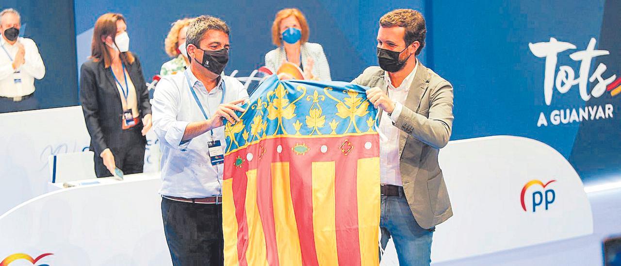 Carlos Mazón y Pablo Casado despliegan una bandera valenciana en el último congreso del PP.