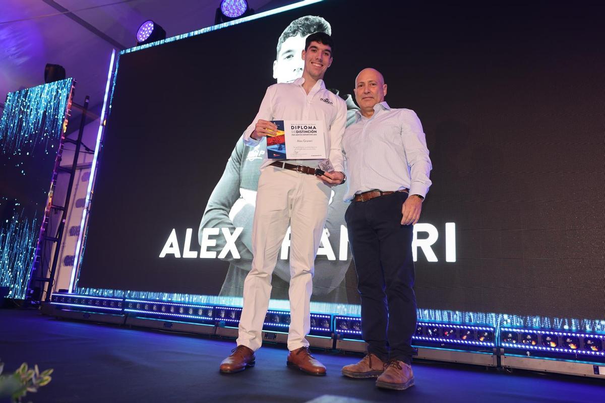 Álex Graneri posa junto con el vocal de piragüismo, Manuel Simoncelli.