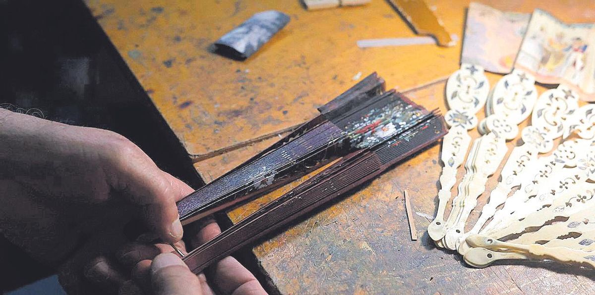 Momento de creación y restauración de abanicos.