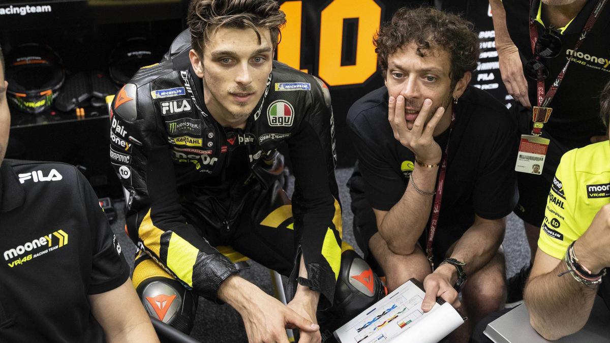 Luca Marini prepara un entrenamiento en compañía de su hermano Valentino Rossi.