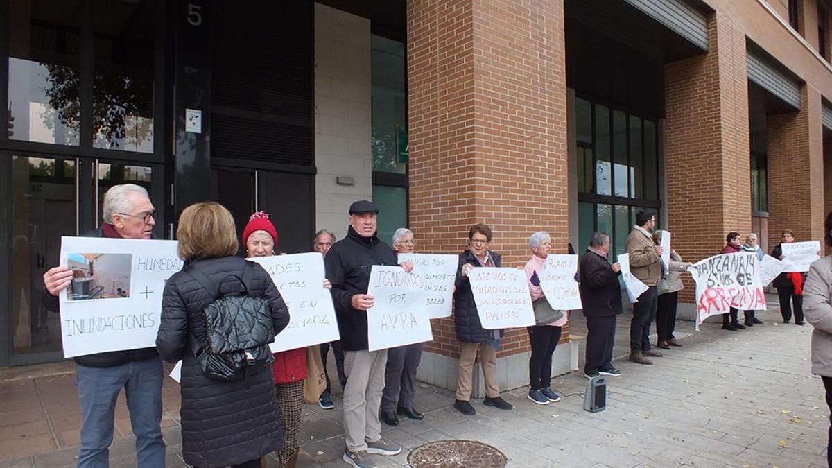Un momento de la protesta de los vecinos de la Manzana 14 del barrio del Guadalquivir de Córdoba.