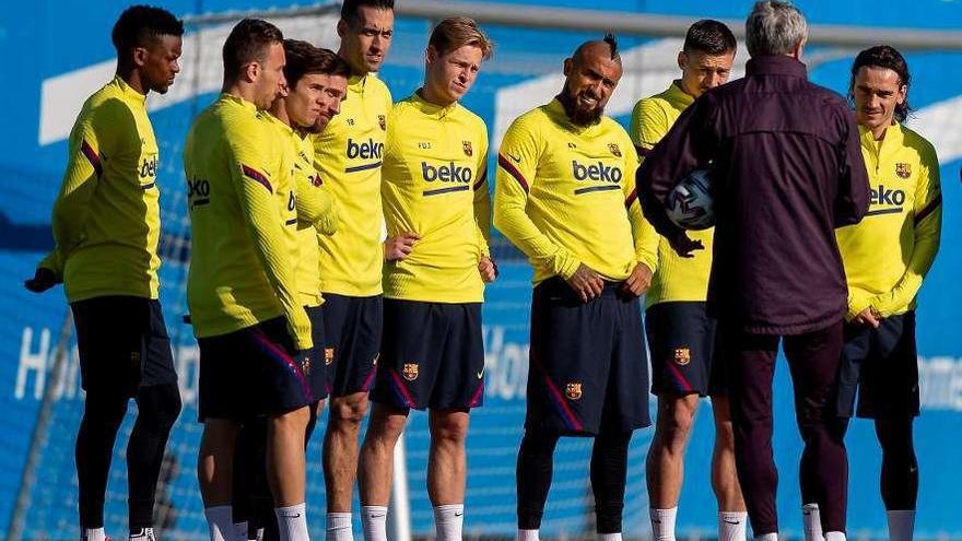 Los jugadores del Barcelona atienden las explicaciones de Setién en un entrenamiento. // Efe