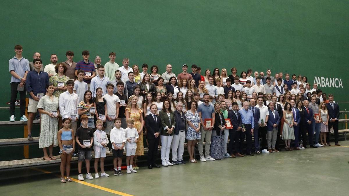 Foto de familia del Grupo Covadonga en el día grande de sus fiestas del pasado verano.