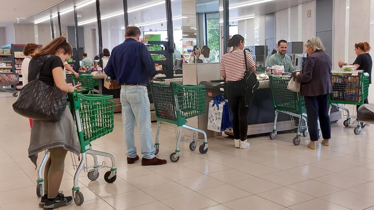 Colas en un supermercado en Córdoba.