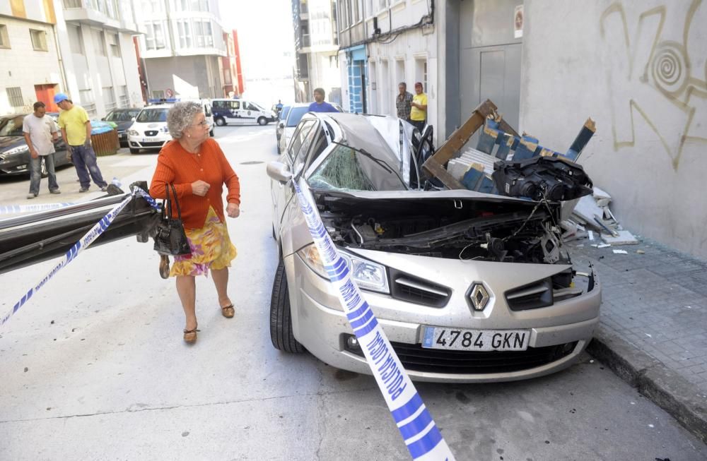 Una grúa se rompe y una parte cae con su carga sobre un coche en Monte alto