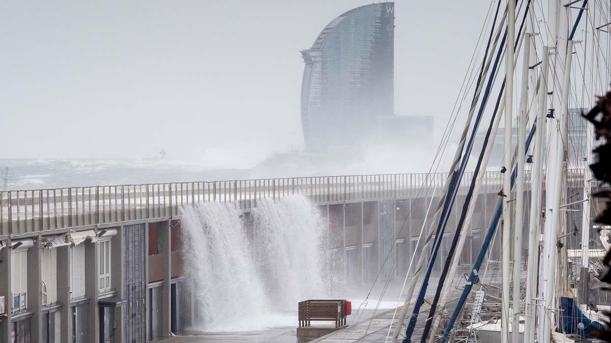 Las fuertes olas golpean el Moll de Gregal del Port Olímpic de Barcelona.