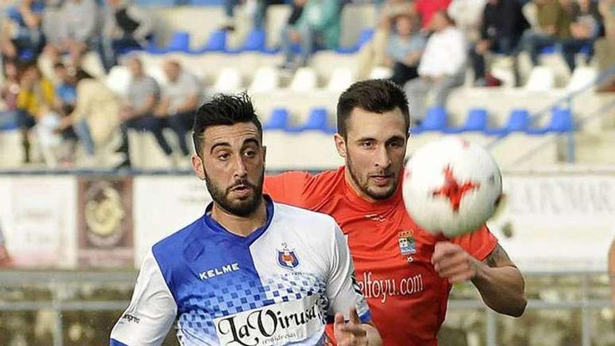 Cristian disputa el balón ante un jugador del Colunga en el duelo de Copa.