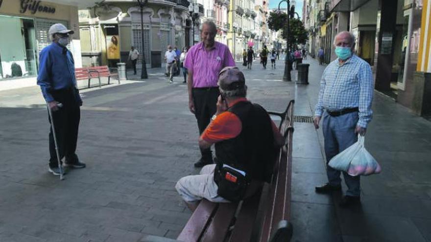 Personas mayores en la calle Triana en Las Palmas de Gran Canaria.