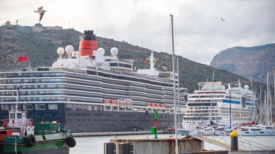 Los cruceros Aidablu y Queen Elizabeth hoy en el Puerto.