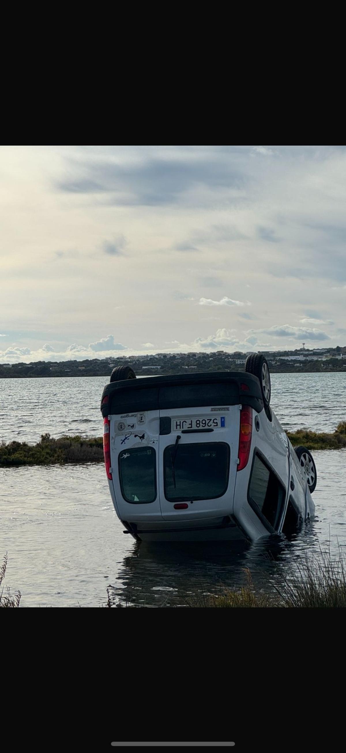 Imagen de la furgoneta volcada.