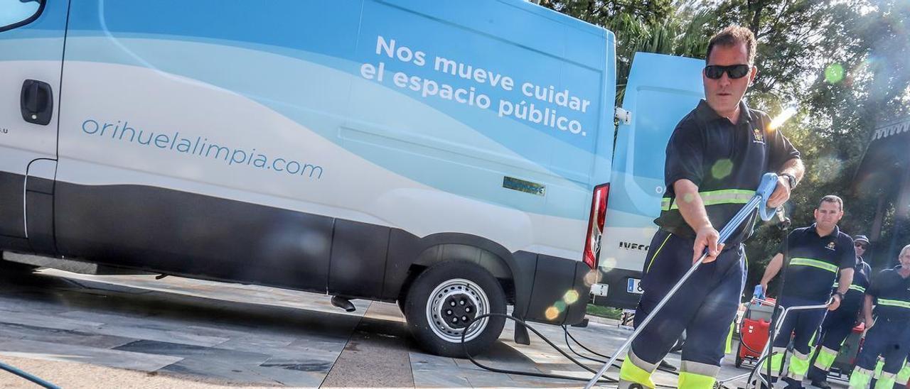 Operarios de limpieza en una plaza de Orihuela