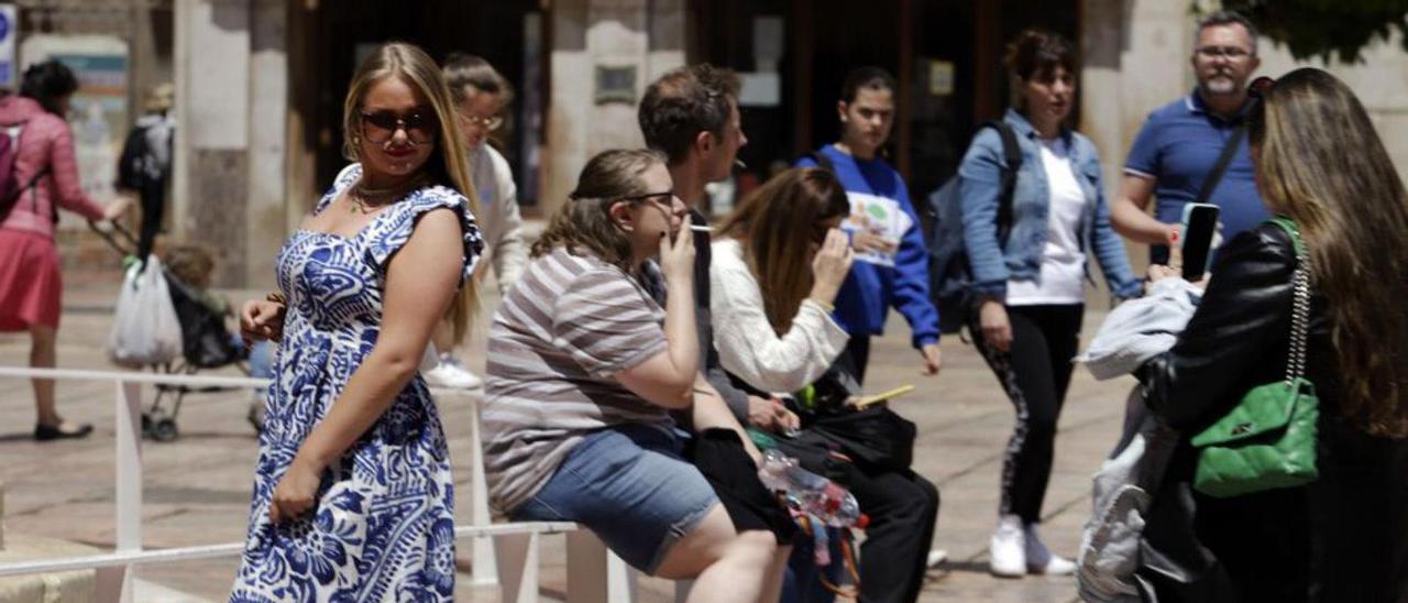 Turistas en el centro de Málaga. | ÁLEX ZEA