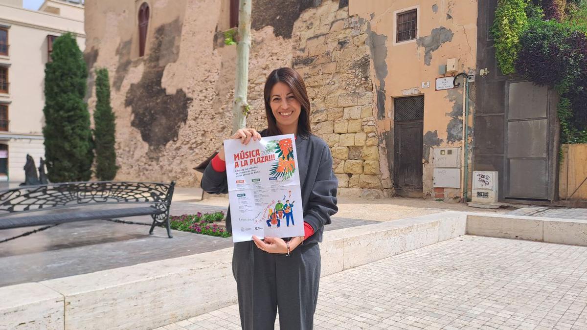 La concejal de Turismo y Cultura, Irene Ruiz, con el cartel con el programa de conciertos