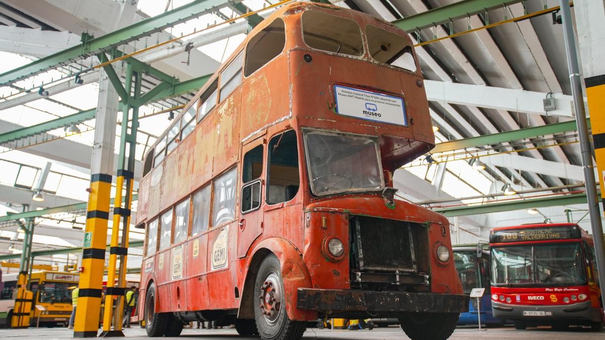 El autobús de dos plantas esperando a ser restaurado en el museo de la EMT en Fuencarral.