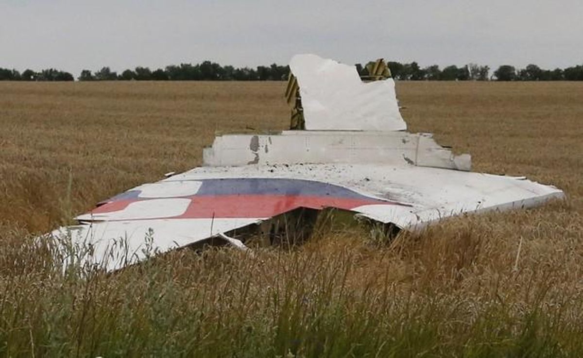 Restes d’una ala de l’avió malaisi abatut sobre Ucraïna, aquest dijous.