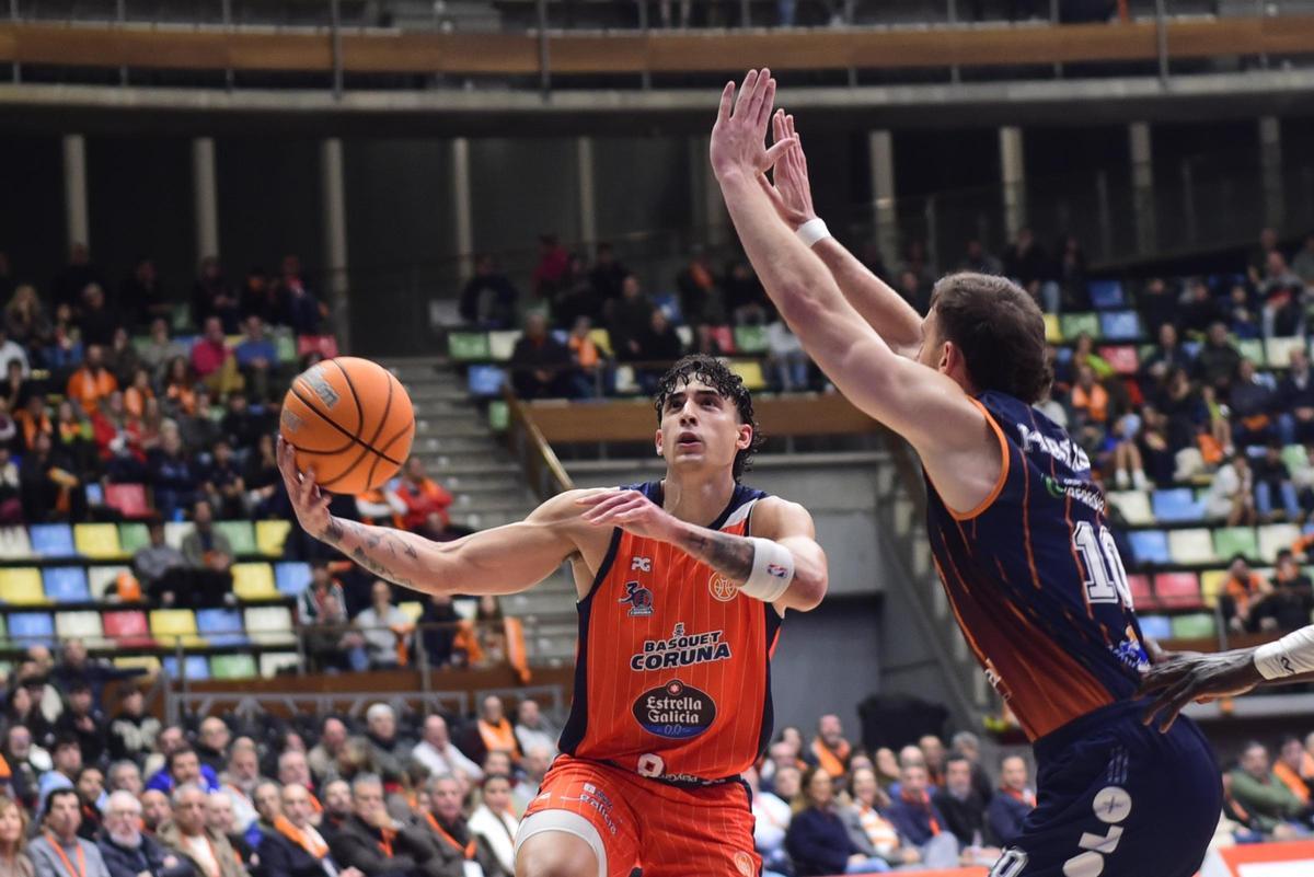 Caio Pacheco, en un duelo contra Parrado en el partido de Copa.