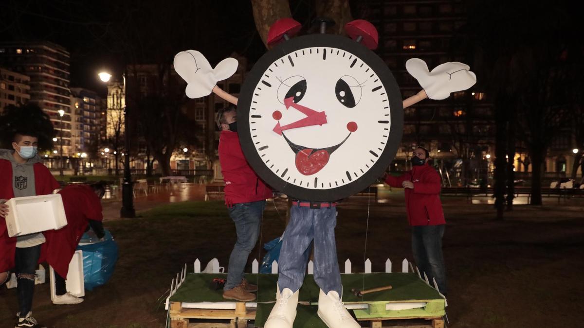 Noche de carnaval en Gijón: las charangas disfrazan a las estatuas de la ciudad