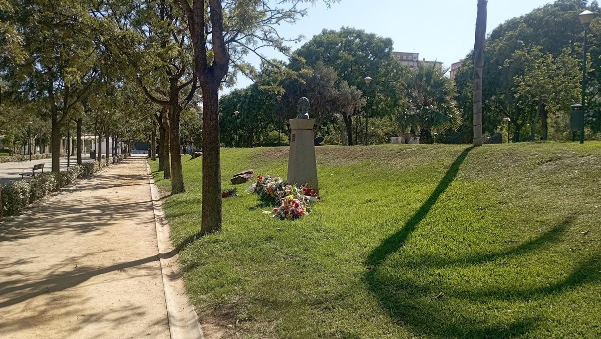 El monumento a José María Martín Carpena, el lunes con ramos de flores en recuerdo de su asesinato.