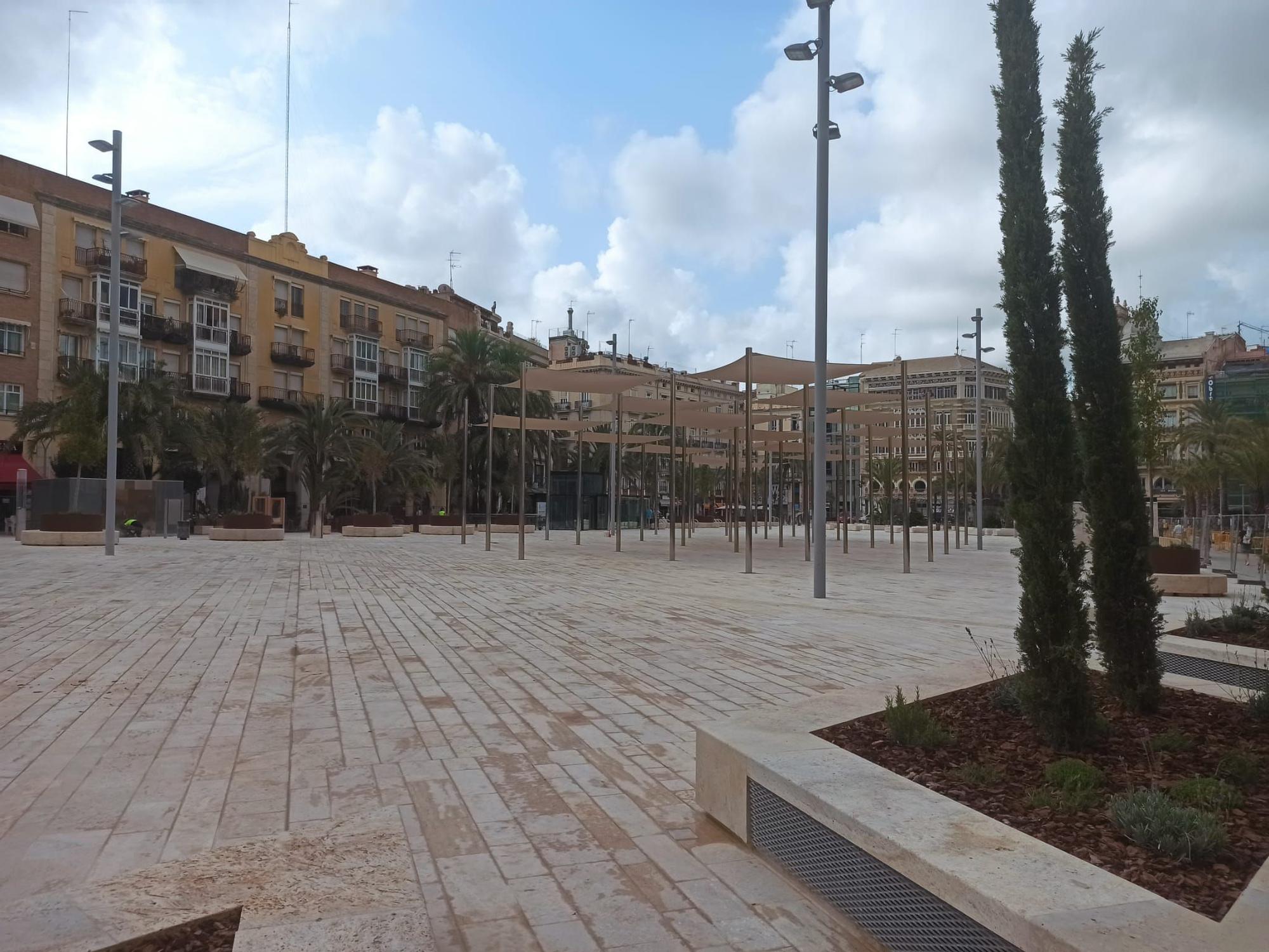 Retiran las lonas de las plaza de la Reina a la espera de su apertura