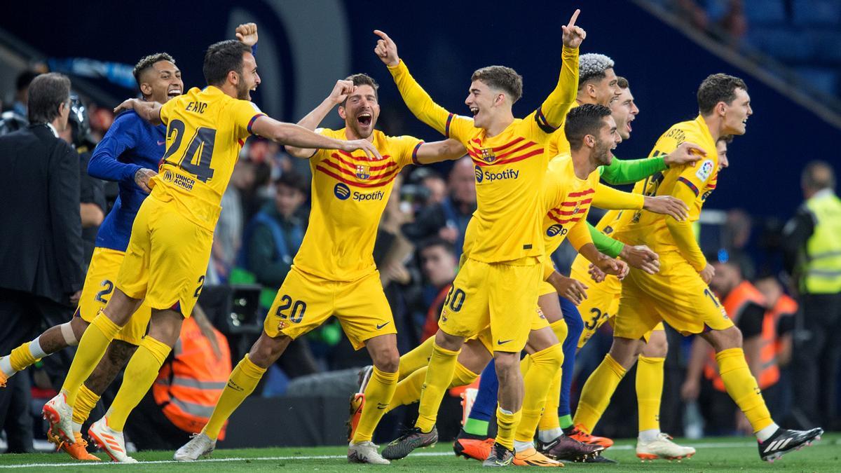 Los jugadores del Barça celebran la conquista del título al final del derbi.