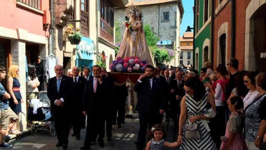 Un momento de la procesión de Nuestra Señora por las principales calles de Llanes.