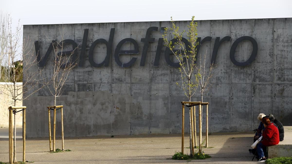 Inscripción del barrio zaragozano de Valdefierro, uno de los que agrupa el código postal 50012.