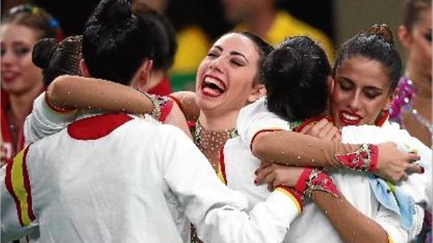 Les gimnastes espanyoles s&#039;abracen després de saber que havien guanyat la plata olímpica.