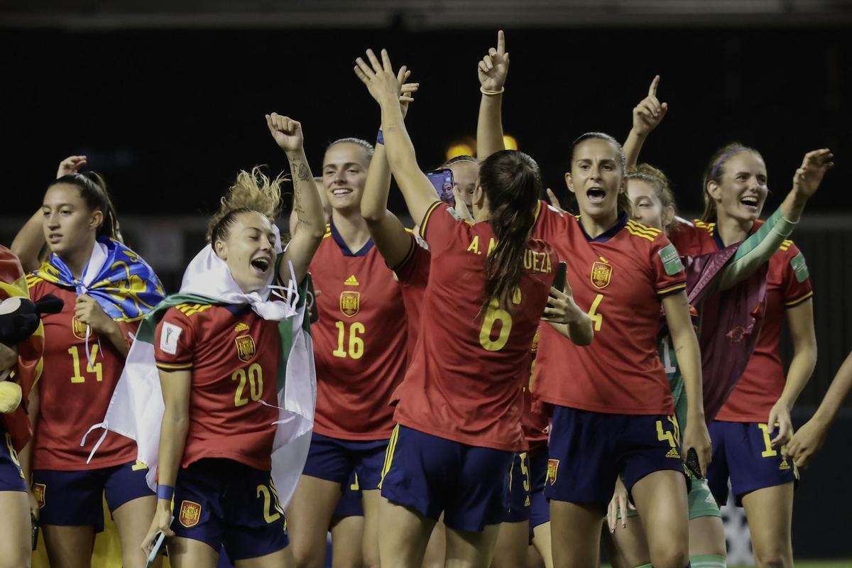 AMDEP6021. SAN JOSÉ (COSTA RICA), 28/08/2022.- Jugadoras de España celebran al ganar la Copa Mundial Femenina Sub-20 luego de vencer a Japón hoy, en el estadio Nacional en San José (Costa Rica). EFE/Jeffrey Arguedas