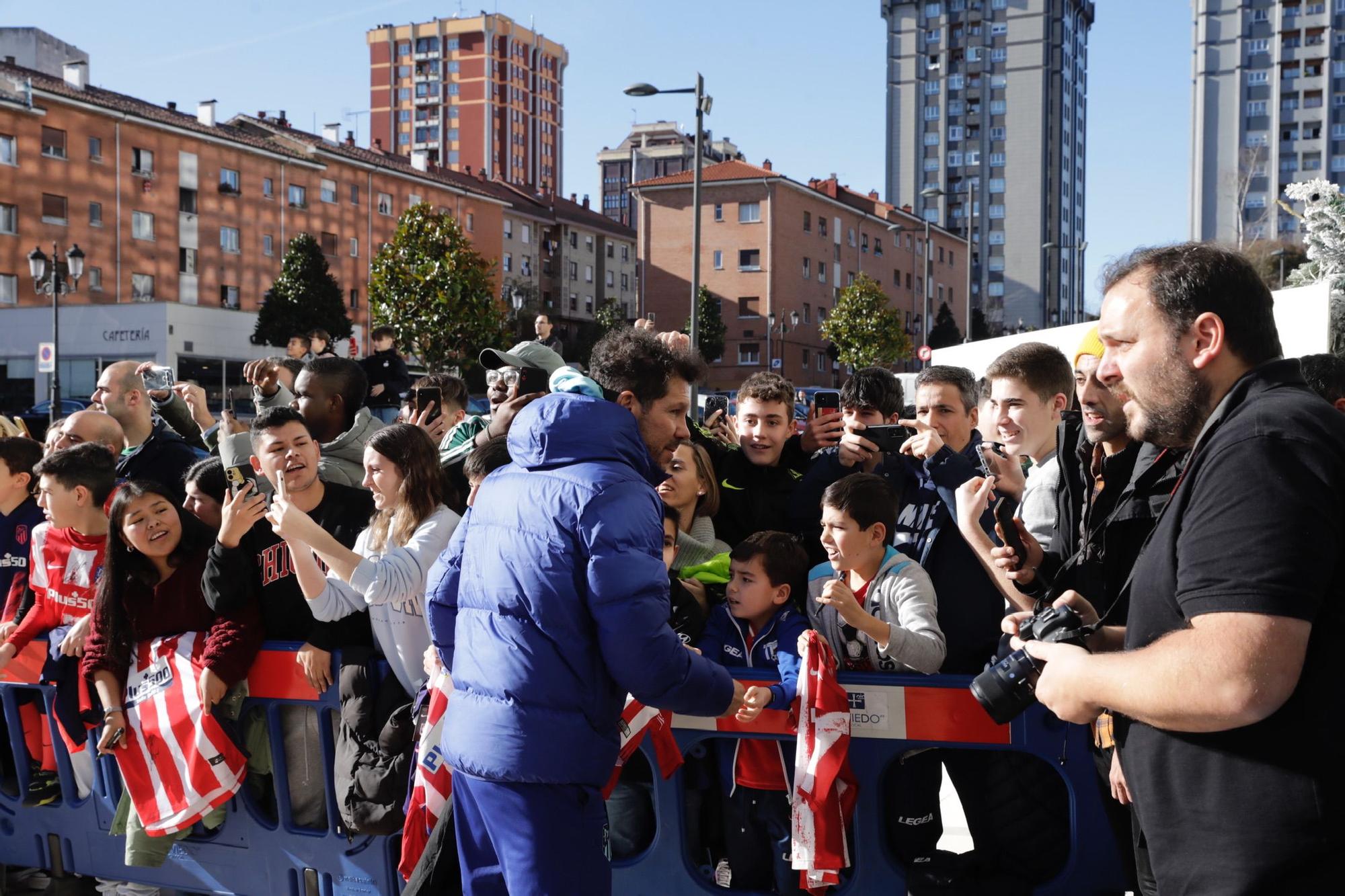 El Atlético de Madrid ya está en Oviedo: el Cholo, aclamado a su llegada por cientos de hinchas