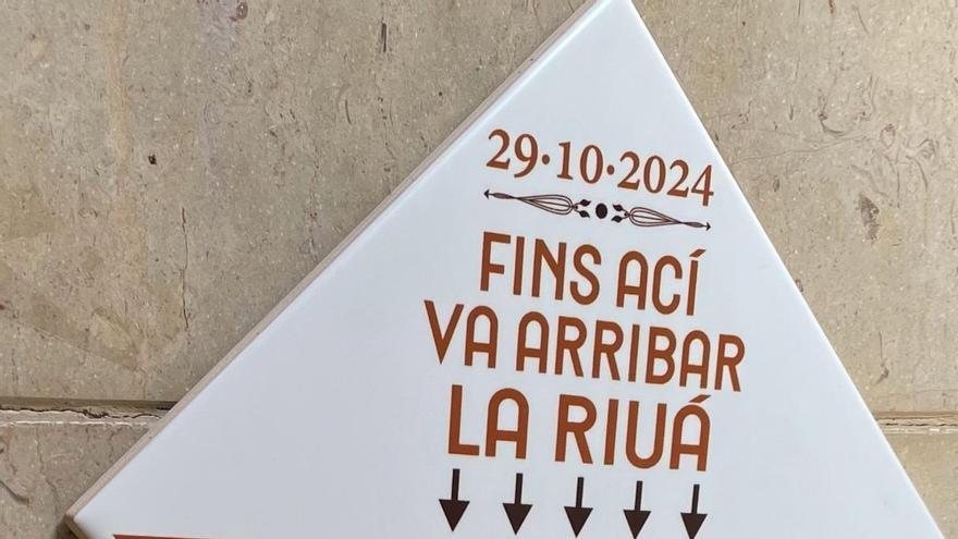 Imagen del azulejo en recuerdo de la dana evocando a los de la riada del 57