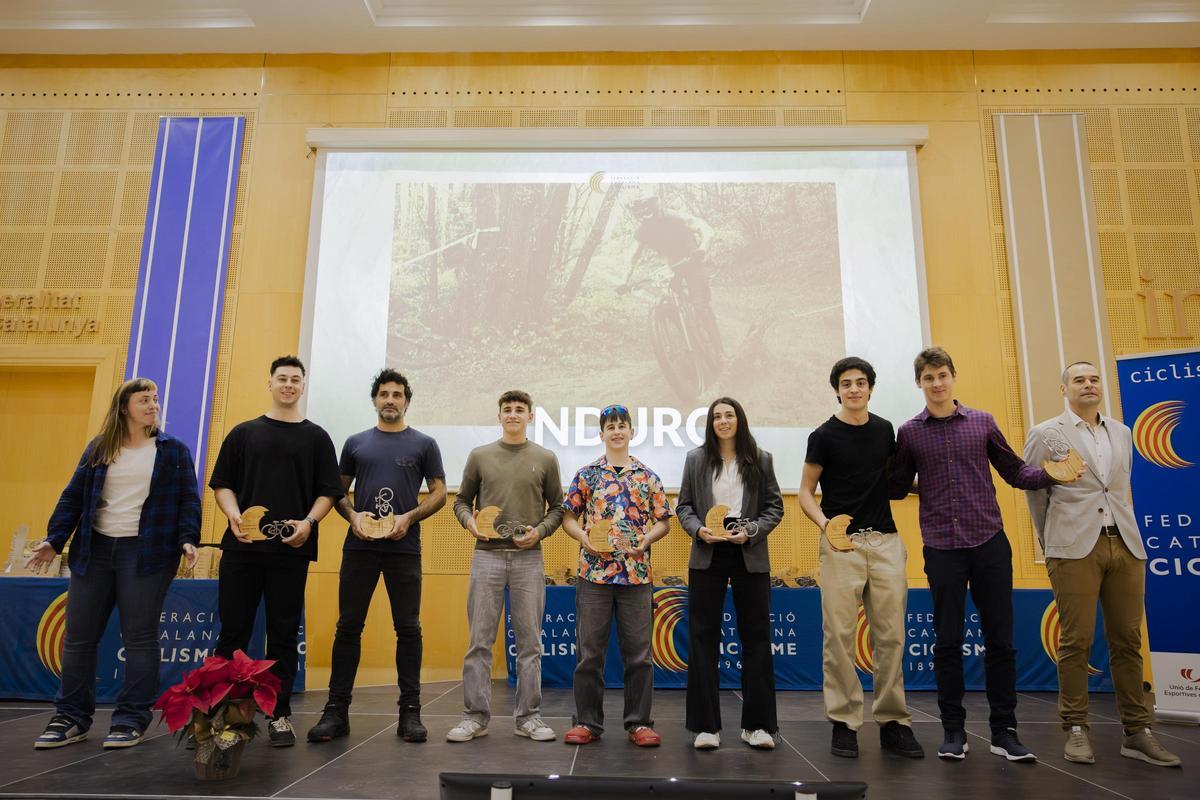 Unai Gironès, quart per l'esquerra, amb altres premiats de la categoria d'enduro.