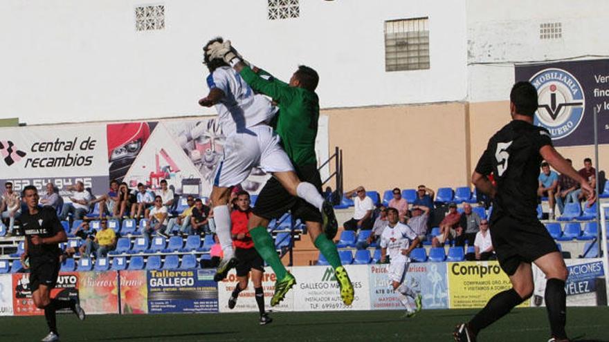 El Vélez intentó remontar sin éxito las dos tempraneras dianas del Marbella.