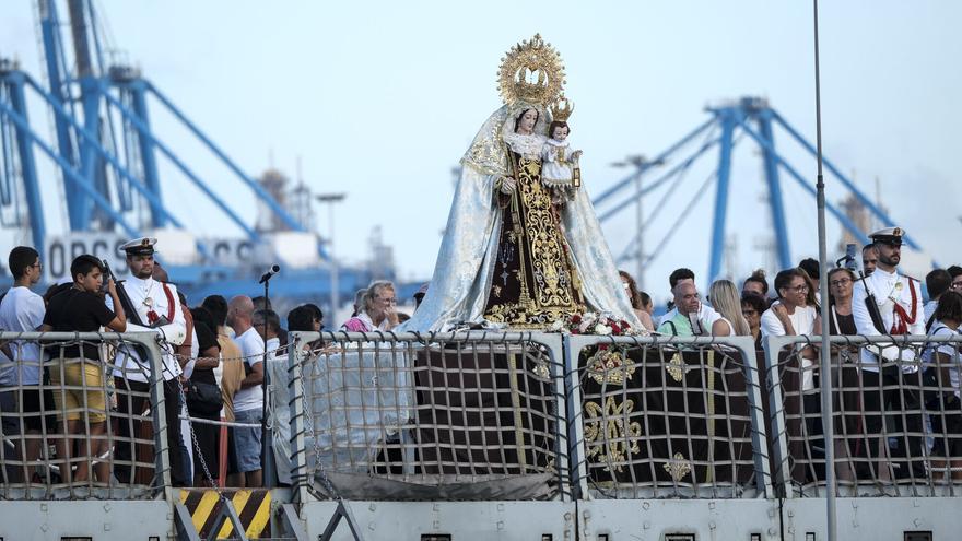 La Virgen del Carmen va marcada en la piel en la procesión marítima de La Isleta