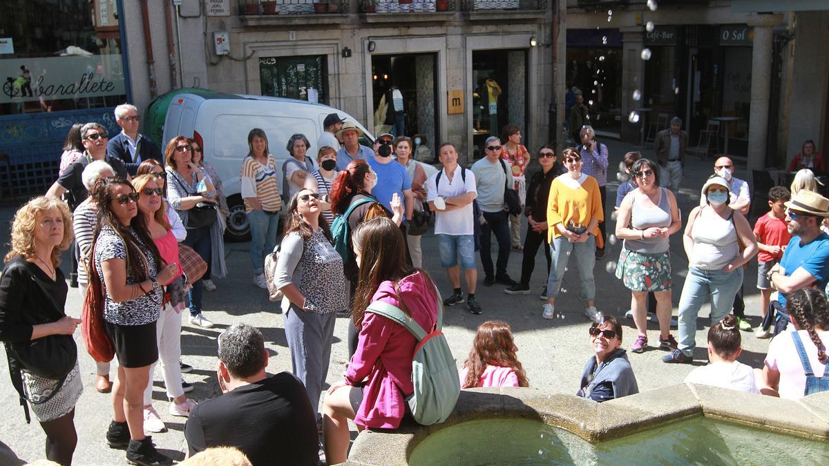 Turistas en la Plaza del Hierro, en el casco histórico de Ourense.