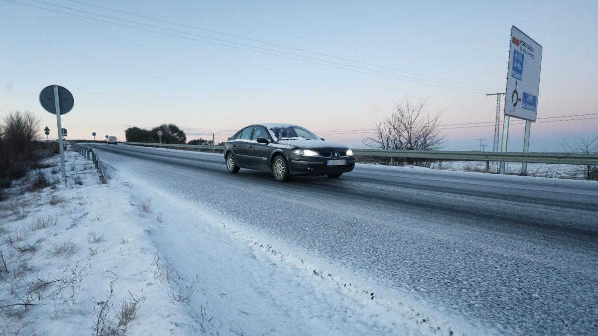 Un turismo circula sobre hielo y nieve en la CL-610, en la provincia de Salamanca