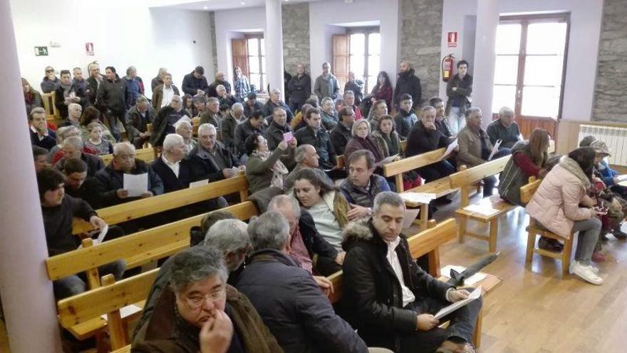 Un momento de la subasta de caza celebrada esta mañana en la Casa de la Juventud de Villardeciervos.