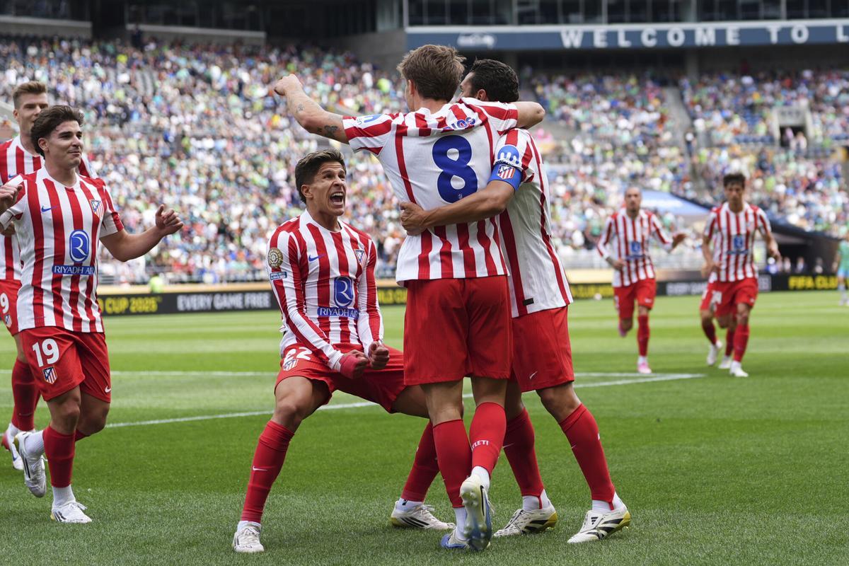 Los jugadores del Atlético celebran uno de los goles de Pablo Barrios.