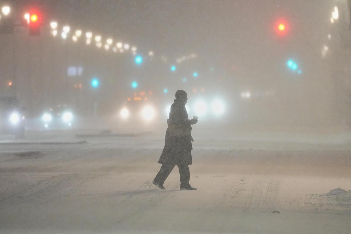 Una persona camina por las calles de Filadelfia durante la tormenta invernal