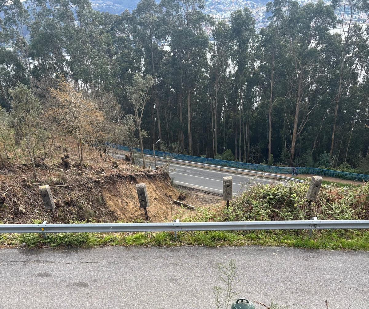 El vial que discurre por la parte alta del talud y por el que se accede al campo de fútbol de Domaio.