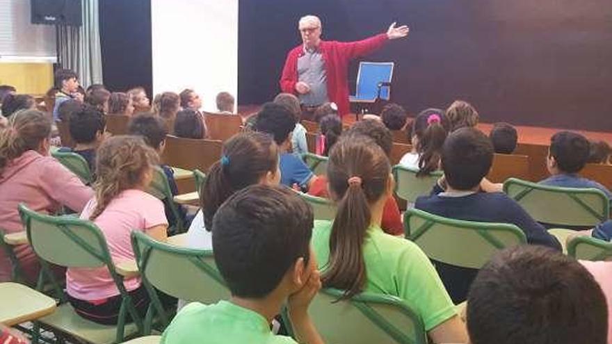 Francisco Miranda durante la charla de ayer en el colegio. // G.N.