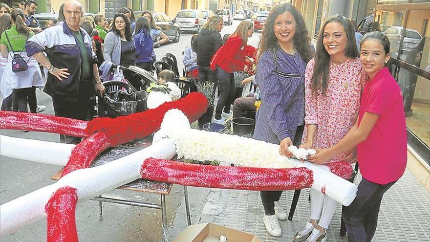 Las Cruces de Mayo ya embellecen Burriana con más de 120.000 flores