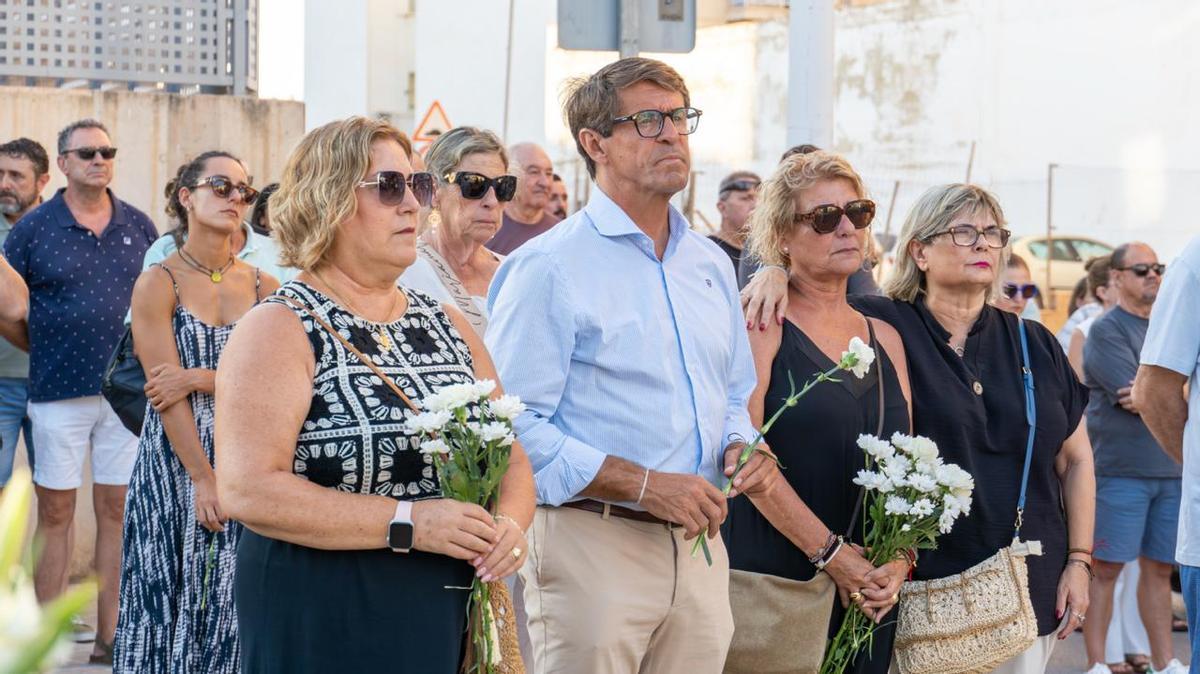 Santa Pola clama contra el terrorismo en el 24 aniversario del atentado contra la casa cuartel