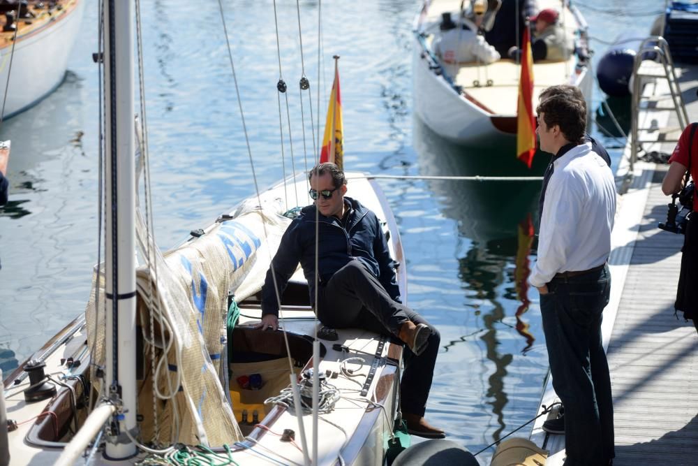 El rey emérito pudo por fin salir a navegar en una jornada primaveral marcada por el calor y el buen humor